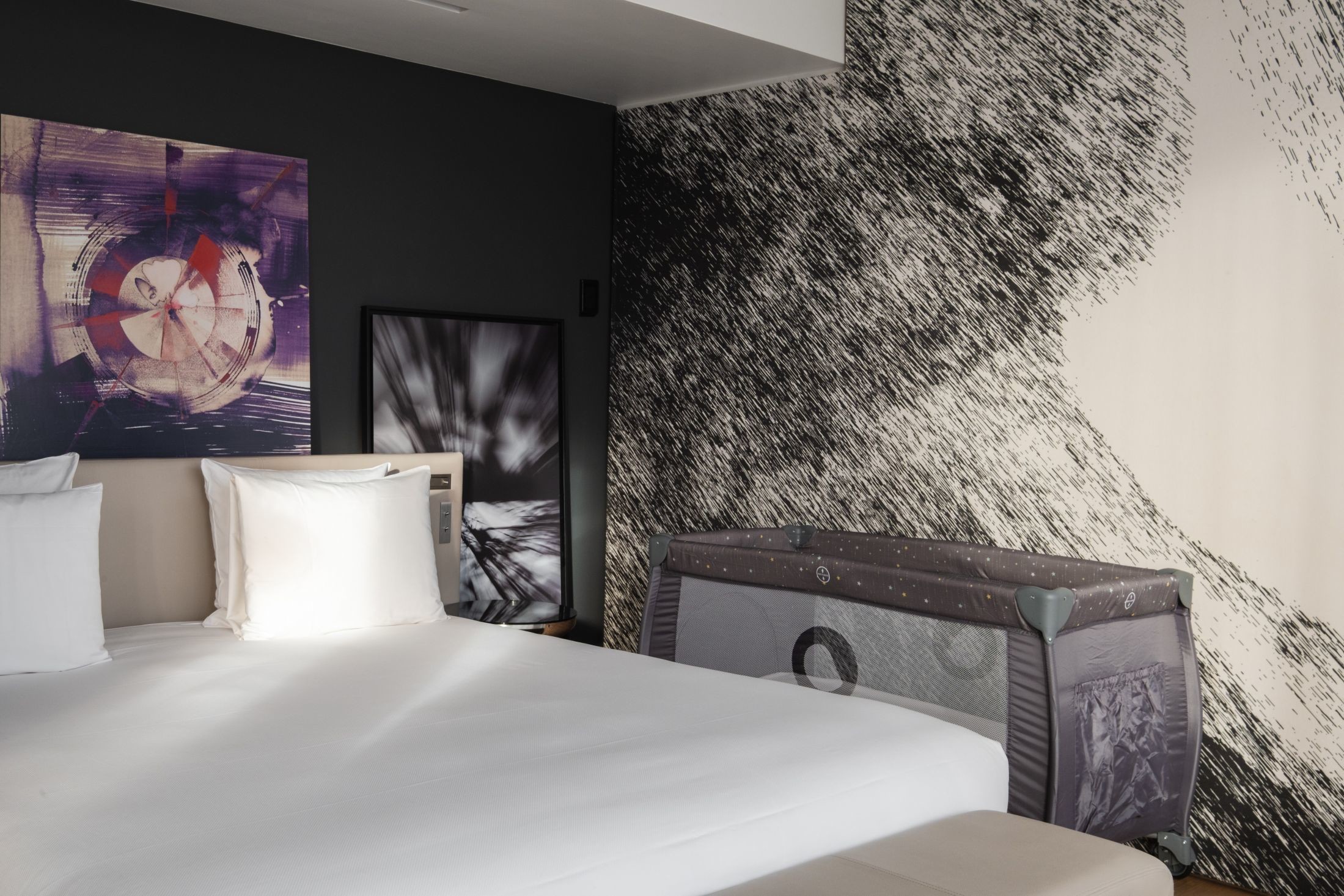 Lit b&eacute;b&eacute; - chambre famille - H&ocirc;tel Le Cinq Codet - Paris 7 